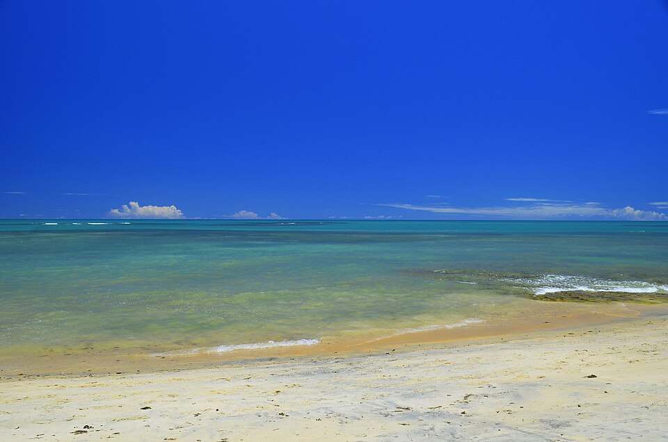 Mar azul e praia em Arraial d'Ajuda